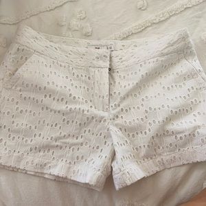 White vineyard vine shorts